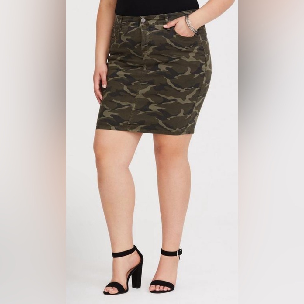 TORRID PLUS SIZE CAMO TWILL MINI SKIRT NAVY DARK AND LIGHT GREEN SIZE 18 JEAN
